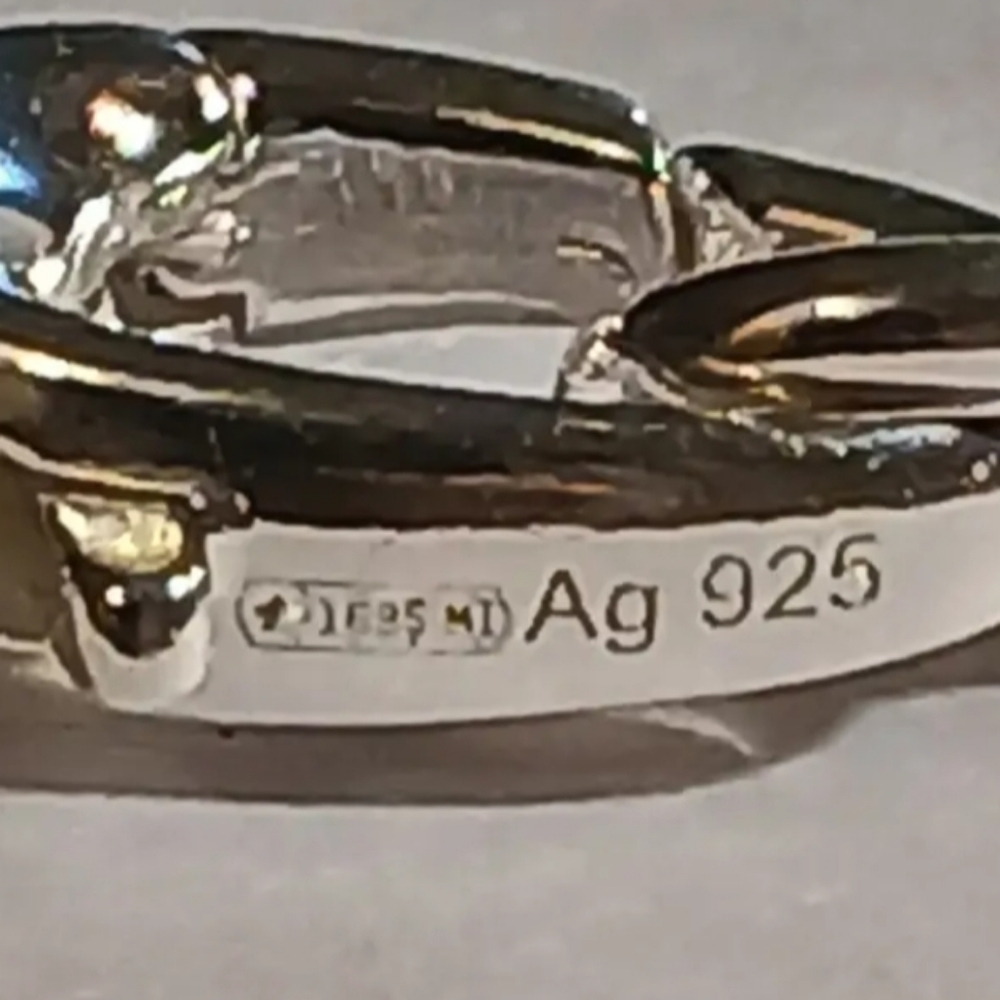 Gucci Love Britt Pendant in  Sterling Silver/ Gorgeous - Picture 5 of 8